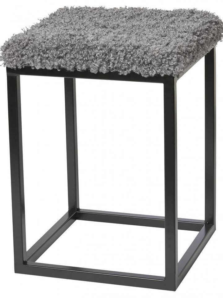 Palle kruk S met nepbont en zwart frame voor wholesale door Skinnwille Home