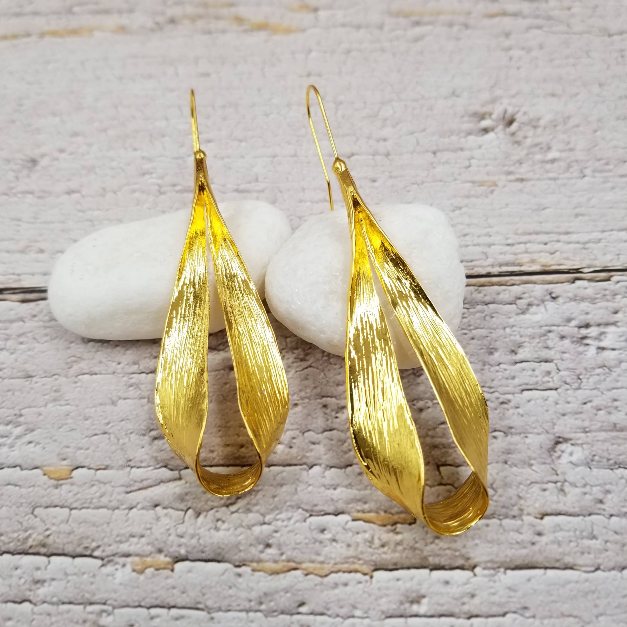 Treasure Wholesale - Wholesale Dangle Earrings - Gold Flat Leaf Earrings0