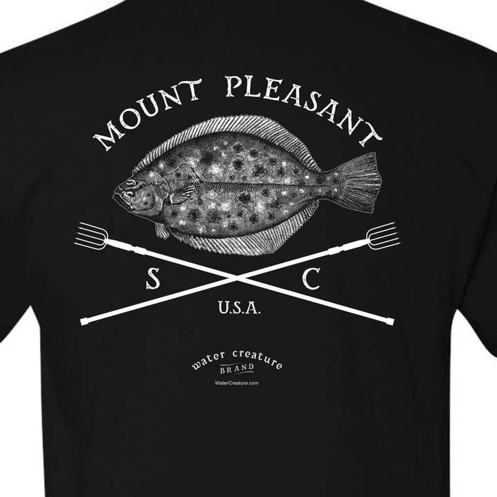 Gigs de flounder, chemise de pêche, emplacement personnalisable, noir pour la vente par Charleston Apparel