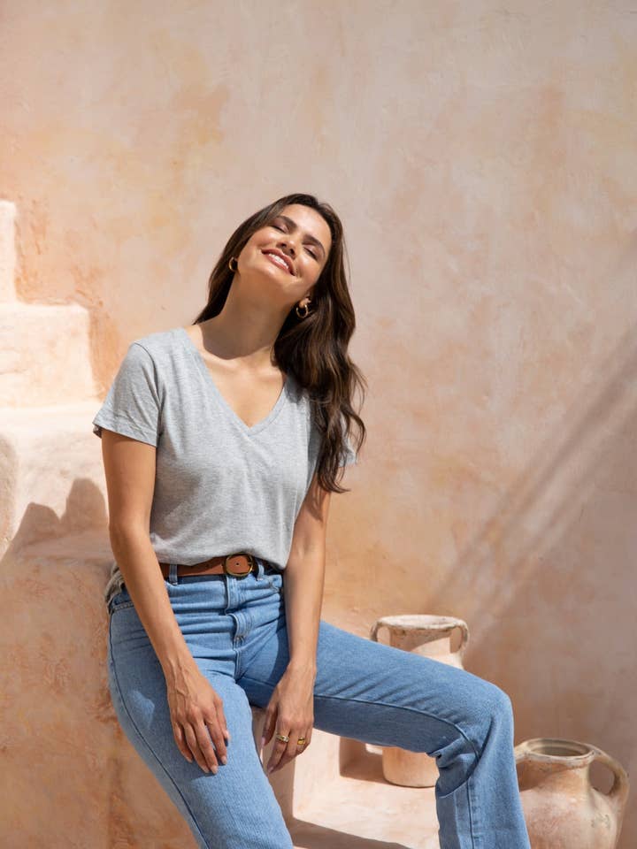 T-shirt Neutral V pour la vente par Om & Ah