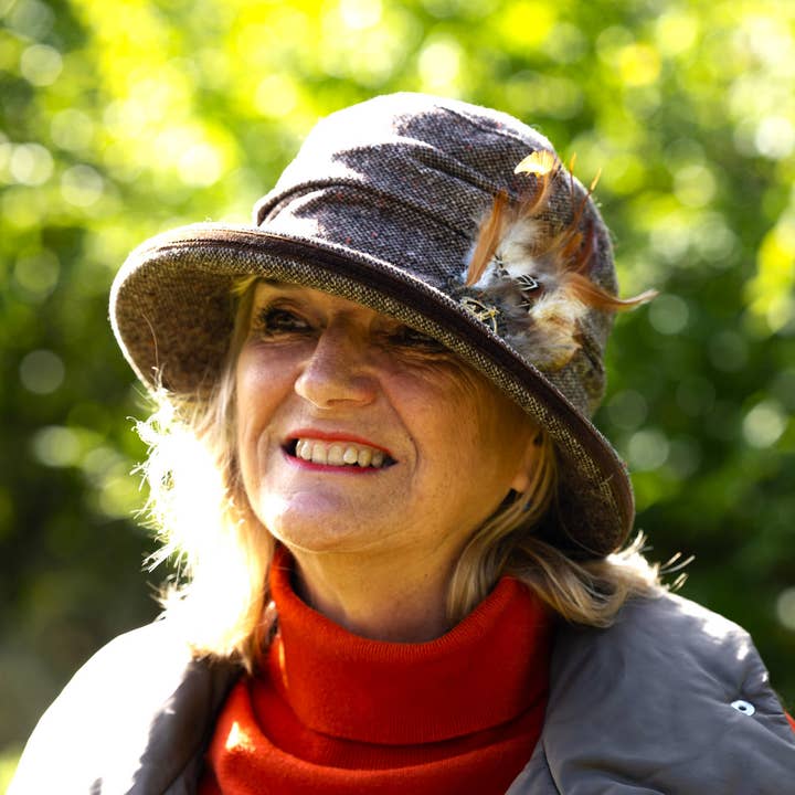 Bonnet de pluie Jane British en tweed avec broche en plumes et bord désossé pour la vente par Peak & Brim Hats