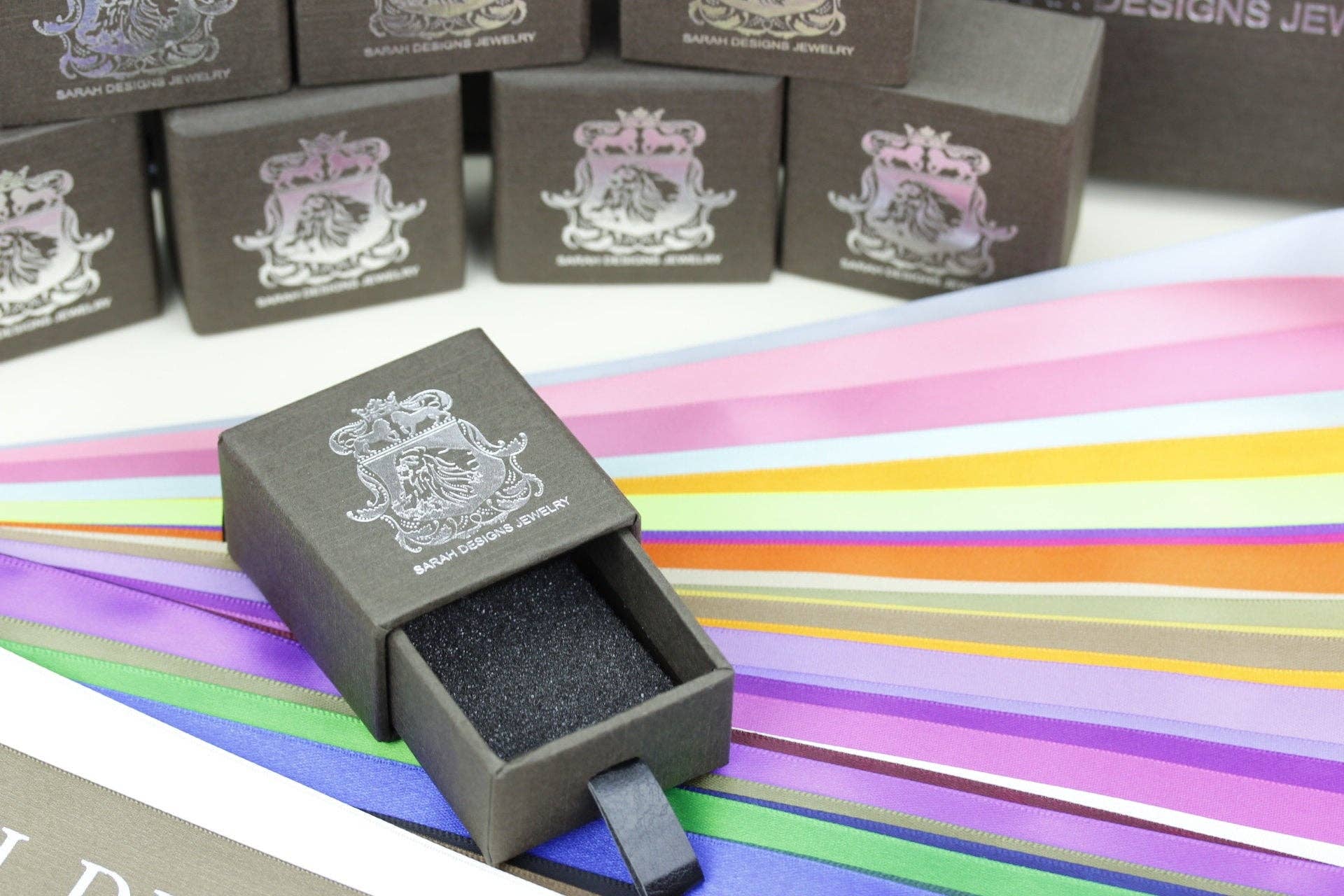 SARAH DESIGNS JEWELRY - Venta al por mayor Collares con colgantes/abalorios - Colgante y cadena de plata tallada en forma de concha victoriana con forma de mujer N3548