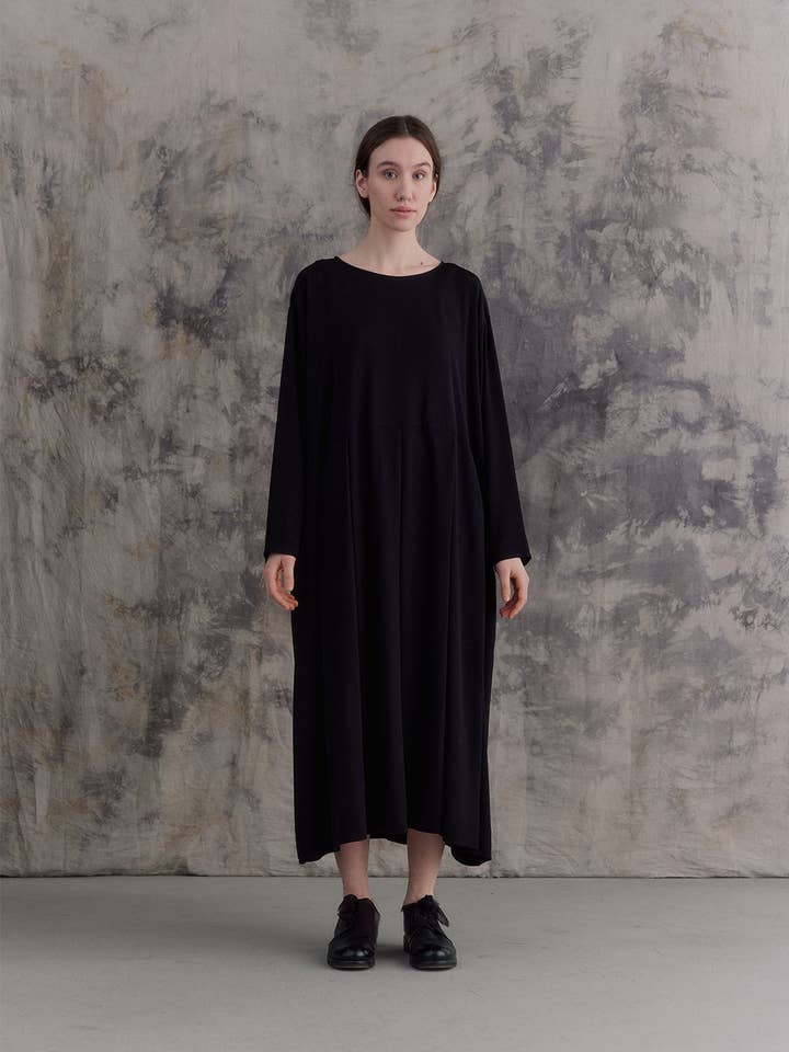Robe en soie noire boutonnée dans le dos pour la vente par muku