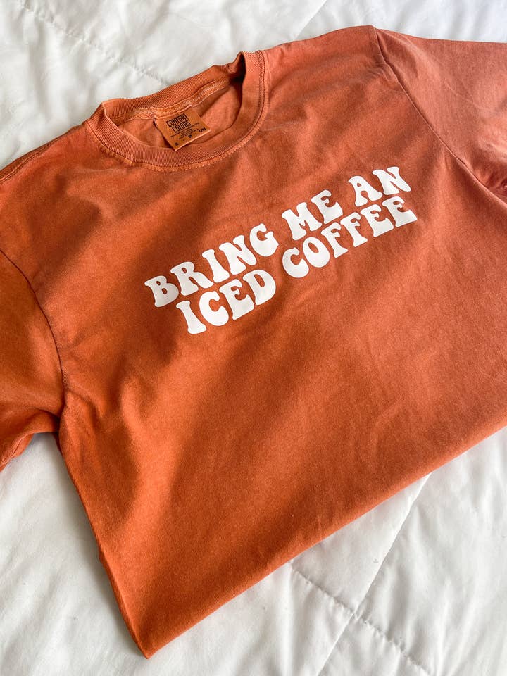 Bring mir einen Eiskaffee Tee, T-Shirt, Kaffee-T-Shirt für den Großhandel von Ngenuity Design Co.