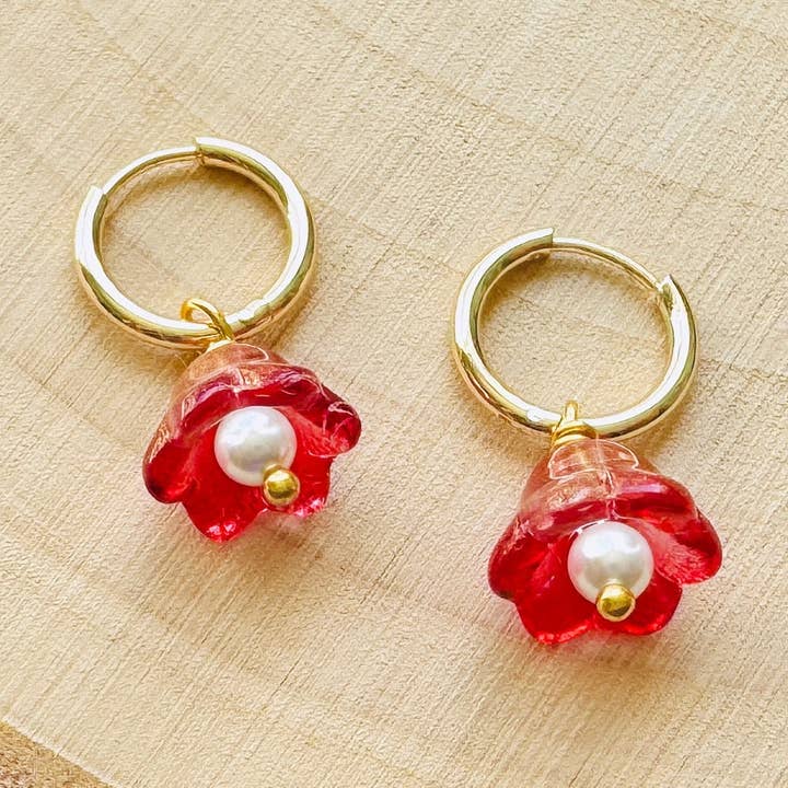 Boucles d'oreilles créoles Flower & Pearl Huggie Fairycore Cottagecore pour la vente par Same Sunset Design