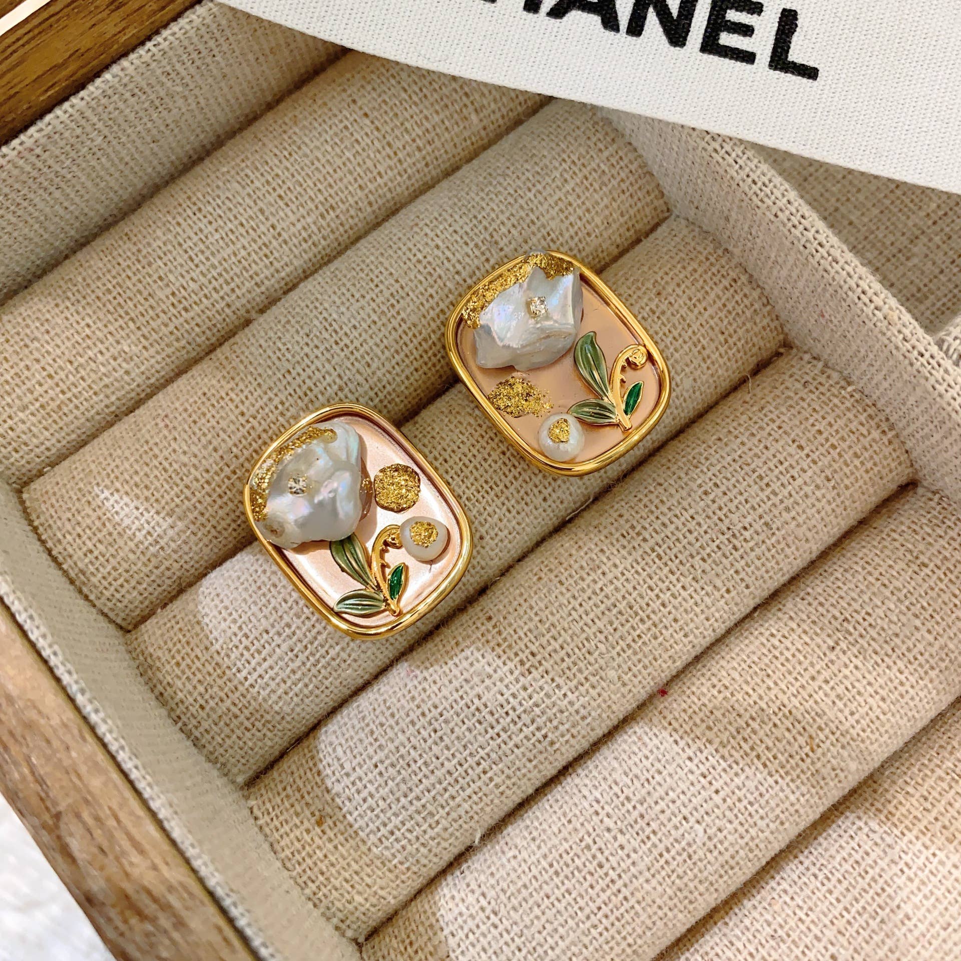 Fabula - Vente Boucles d'oreilles pendantes - Boucles d'oreilles baroques en perle avec fleurs peintes à l'huile à la française9