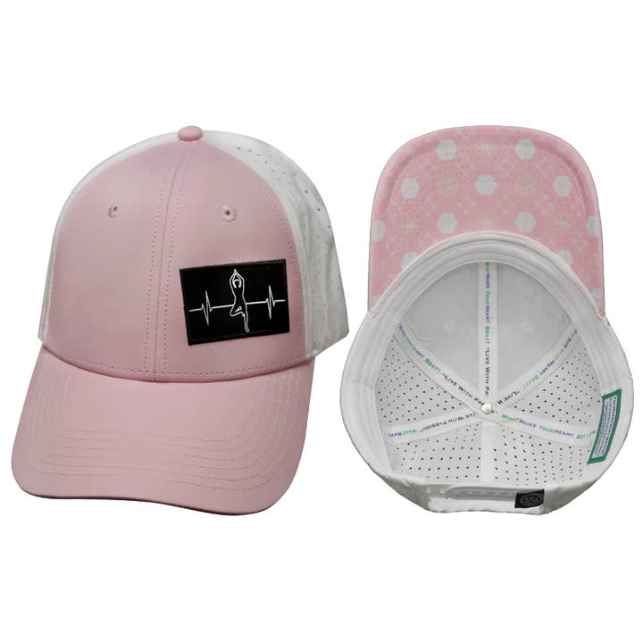 Chapeau de yoga | Profil bas | Queue de cheval | Rose - Blanc pour la vente par The Heartbeat Brand