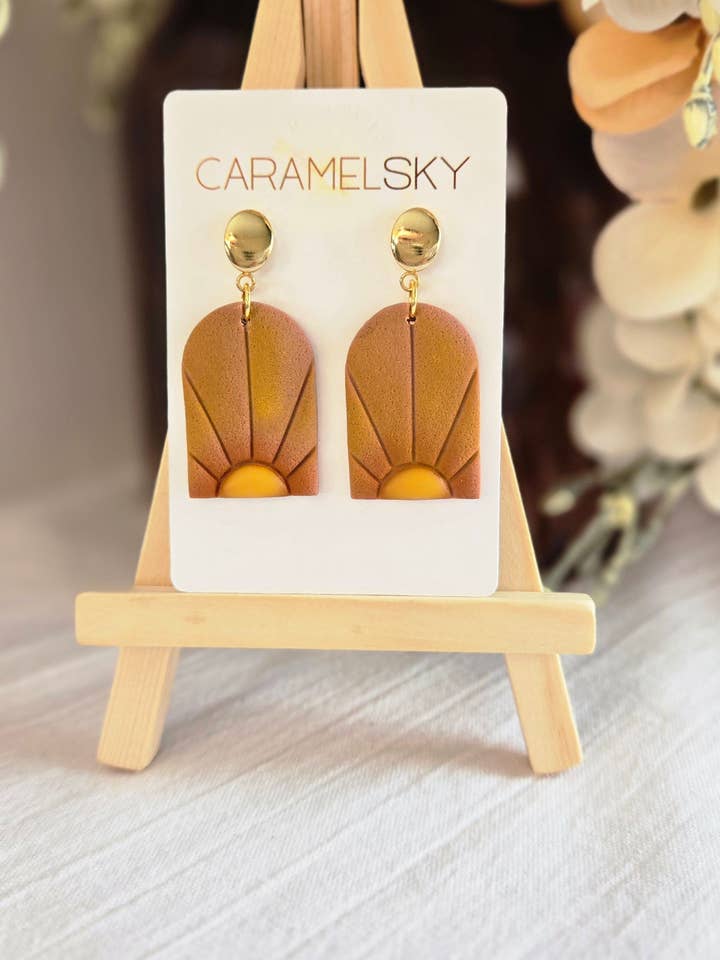 Karamel Himmel Signatur Øreringe, Ler Boho Bue Øreringe for engroshandel hos Caramel Sky