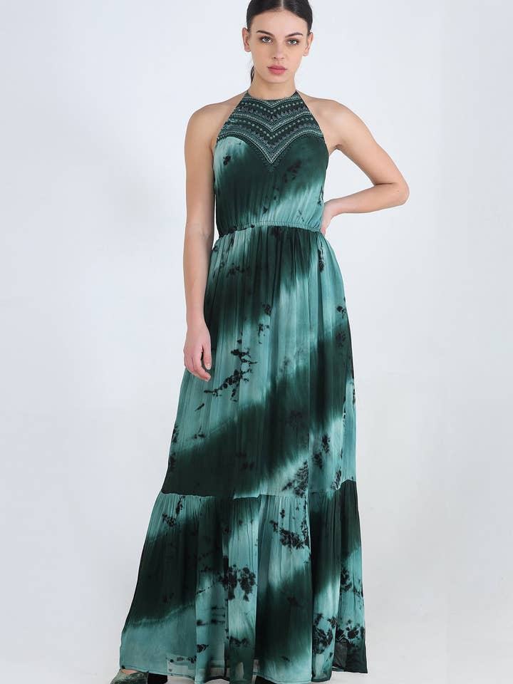 Grünes, einfarbiges Georgette-Maxi mit Neckholder-Ausschnitt in Tie & Dye für den Großhandel von Pinnacle By Shruti Sancheti