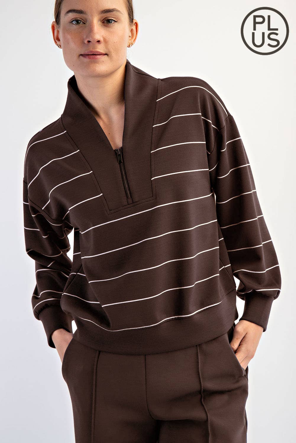 Rae Mode - Vendita all'ingrosso Felpa - Donna - GIACCA SCUBA A RIGHE IN MODAL TAGLIA FORTE CON SCOLLO A V21