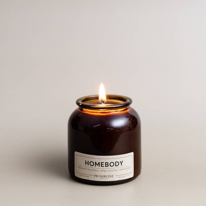 Homebody doftljus med kakaosmör, vanilj, tonkaböna, kokos och varma kryddor för wholesale av Primrose Candle Company