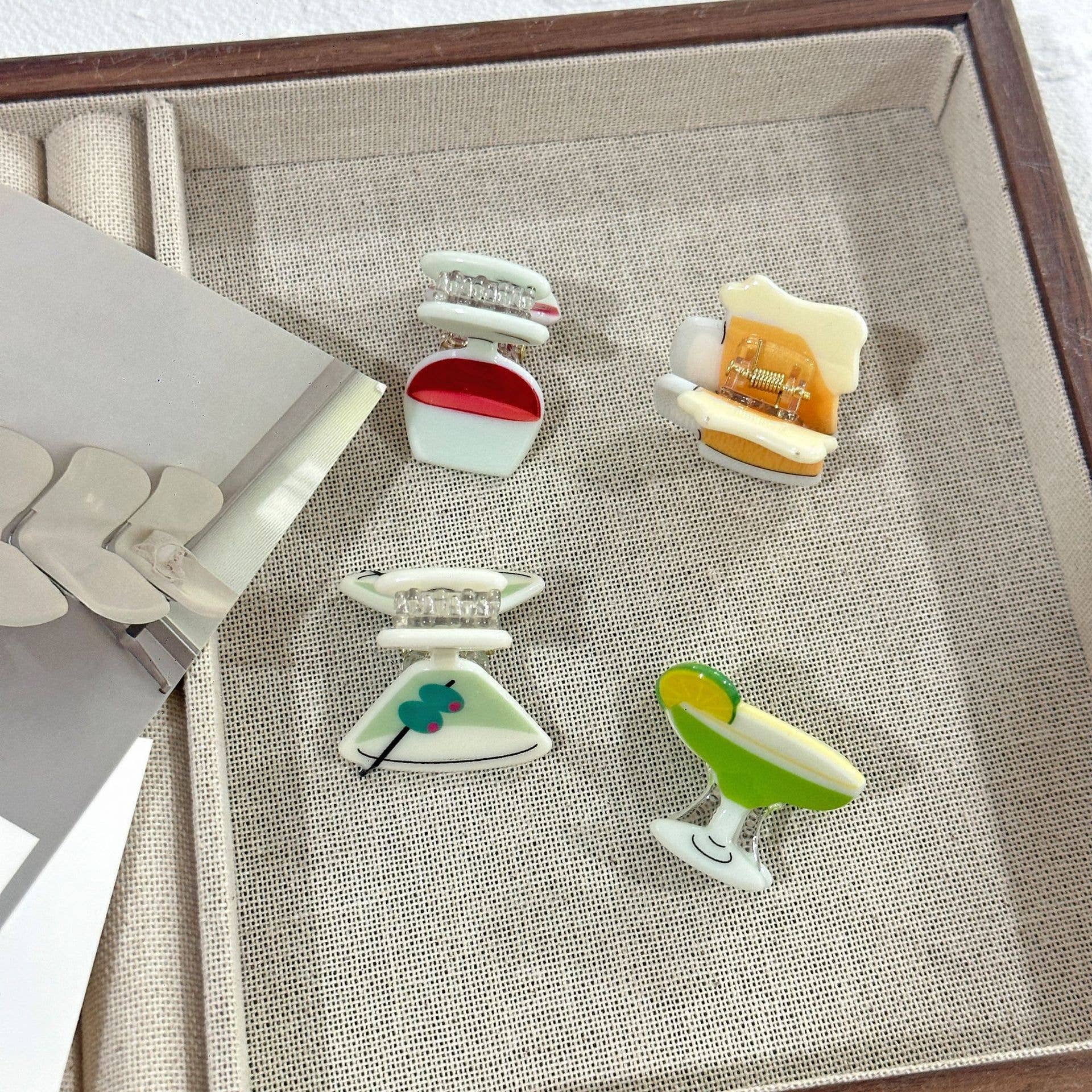 SoapElenGlen – Großhandel Haarclip – Damen – Handbemalte weinglasförmige Acryl-Mini-Haarspange4