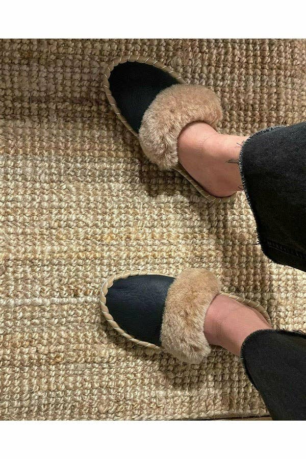 ONAIE – Engroshandel Slippers - Dame – Mørke fårskindsmulepuder2