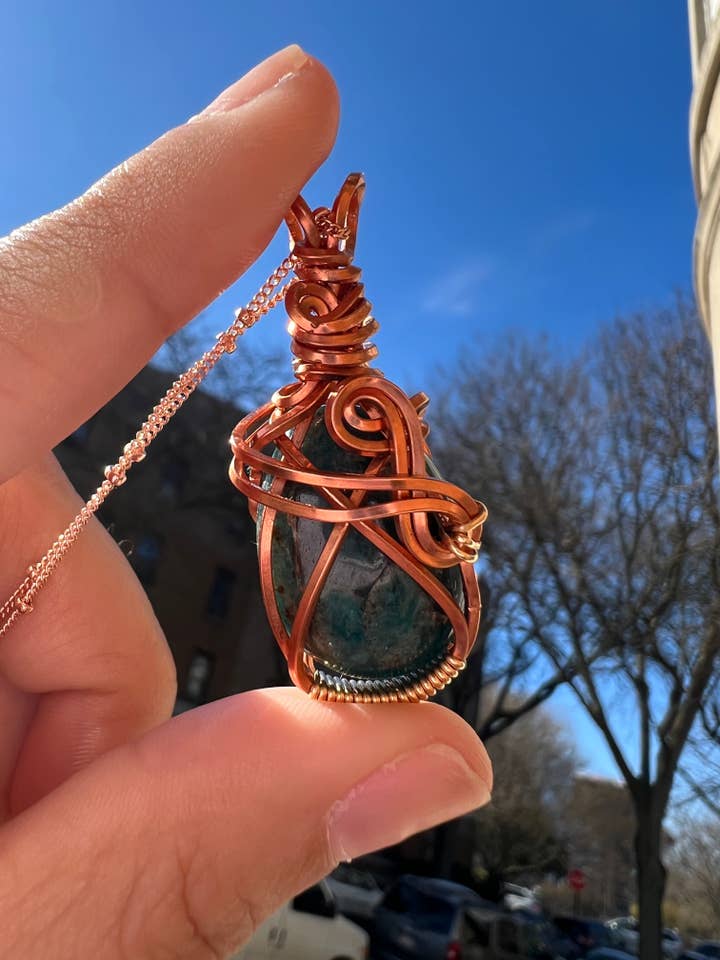 Pendentif en apatite bleue pour la vente par Brooklyn Belle Designs