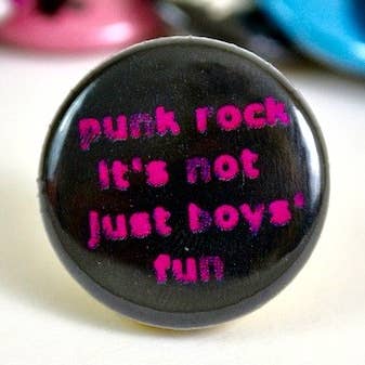 Microcosm Publishing & Distribution - Vente Épinglettes/boutons - Épingle n°115 : Punk Rock. Ce n'est pas juste un amusement de garçons.0