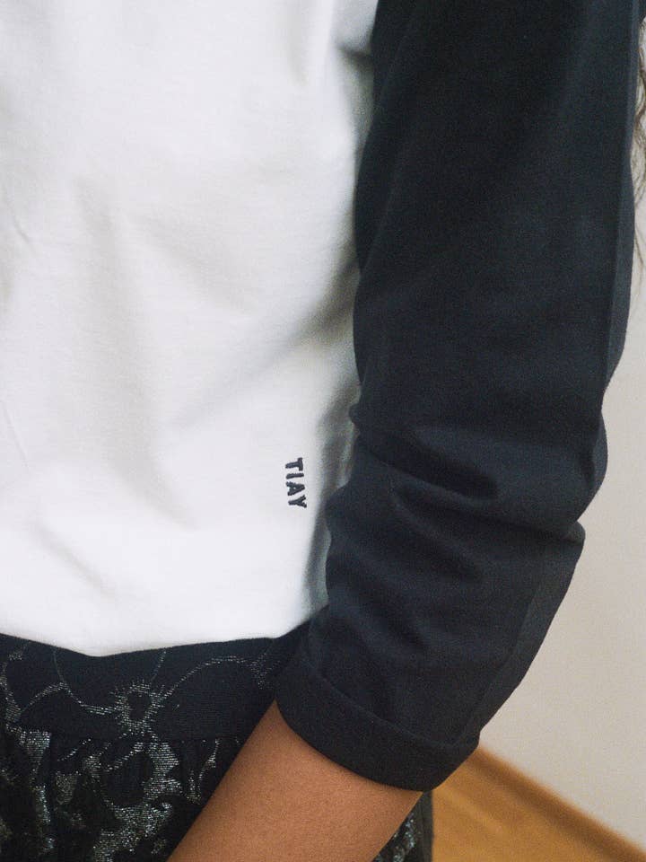 Washed Black Relaxed-Fit Raglan Baseball T-shirt - Black/White for wholesale on Faire5