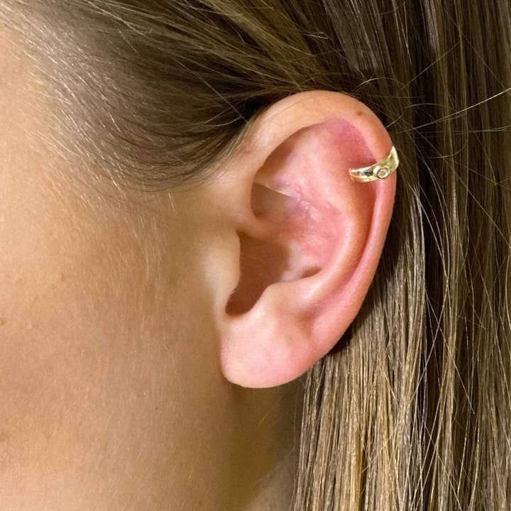 14kt Massief Gouden Minimalistische Oorbel/Wrap met Diamant voor wholesale door Zahav Jewelry