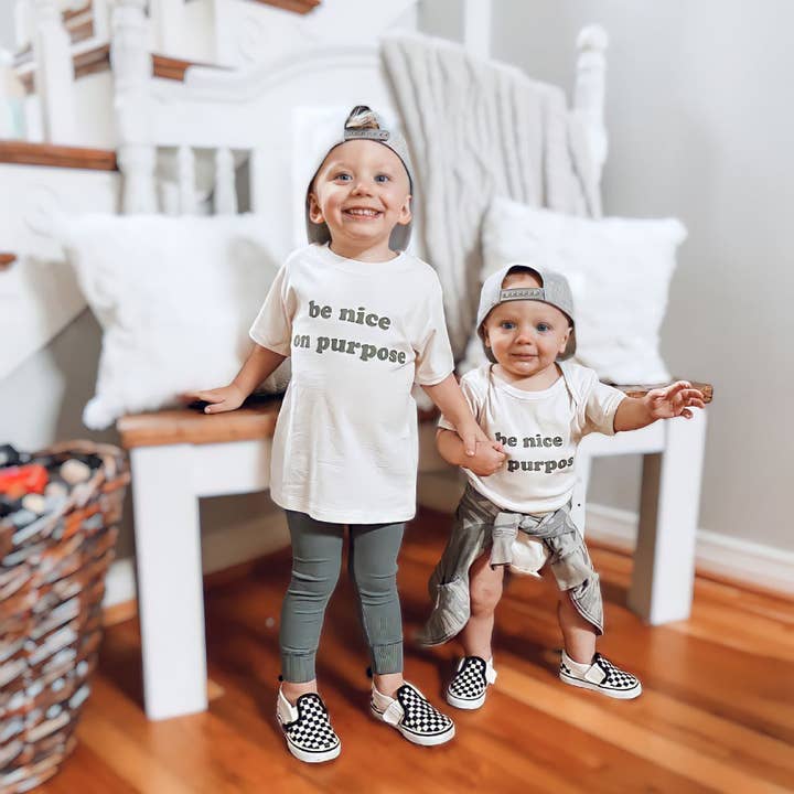 The Mini Mart Studio - Vente T-shirt sérigraphié – enfant - T-shirt Be Nice on Purpose pour tout-petit et jeune | T-shirt graphique inspirant pour enfants | Chemise pour enfants Kindness | Choose Kindness | T-shirt mignon pour enfants5