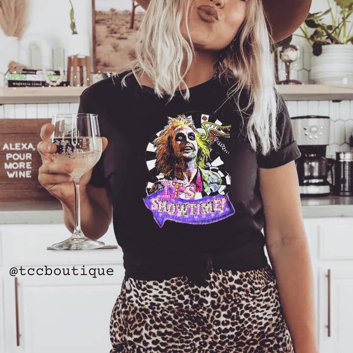Het is Showtime Beetle Juice Tee voor wholesale door TCC Boutique