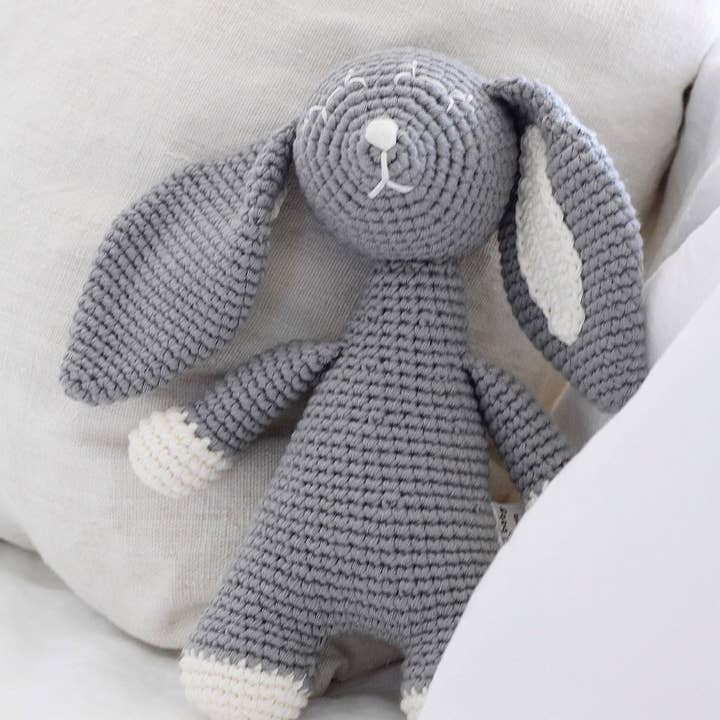 Ekologisk stoppade leksak - sömnig kanin grå för wholesale av Our Green House