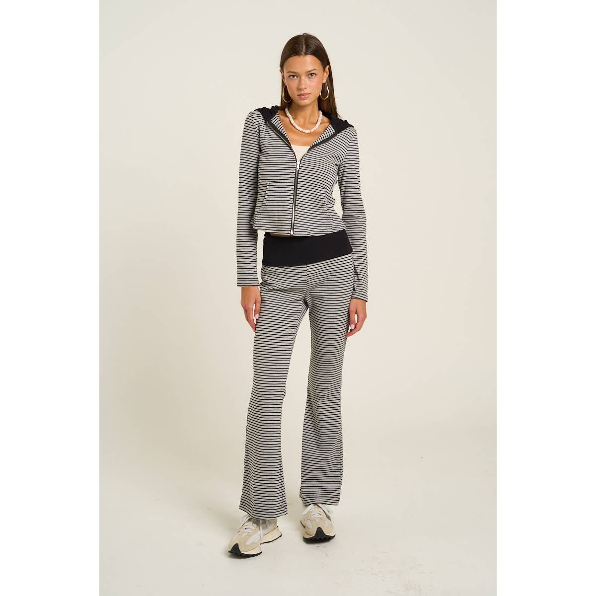 RAYURE GRIS / NOIR Ensemble sweat à capuche zippé rayé et pantalon évasé en vente sur Faire0
