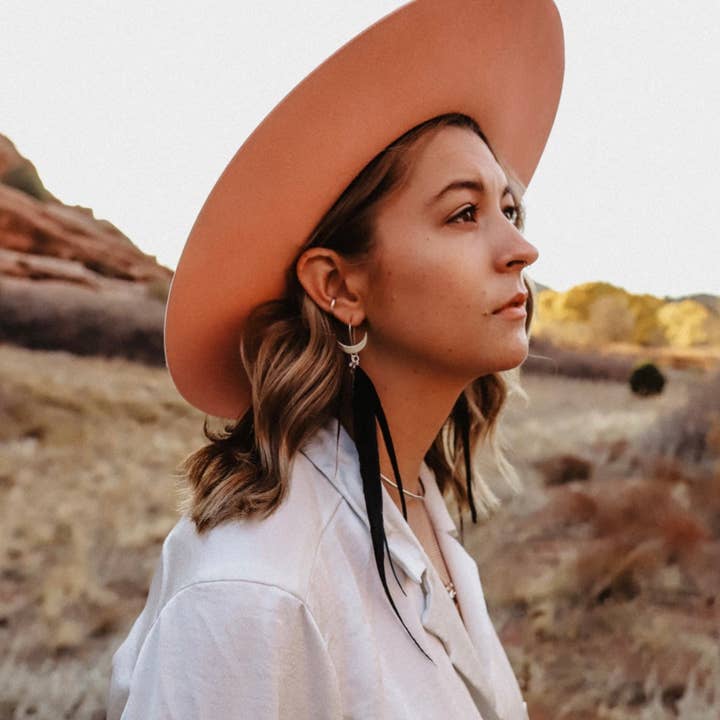 Oorbellen van Hecate Feather voor wholesale door Rustic Souls