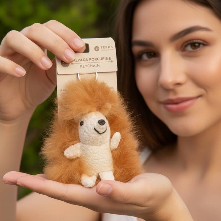Porte-clés en alpaga et porc-épic pour la vente par Terra Natural Designs