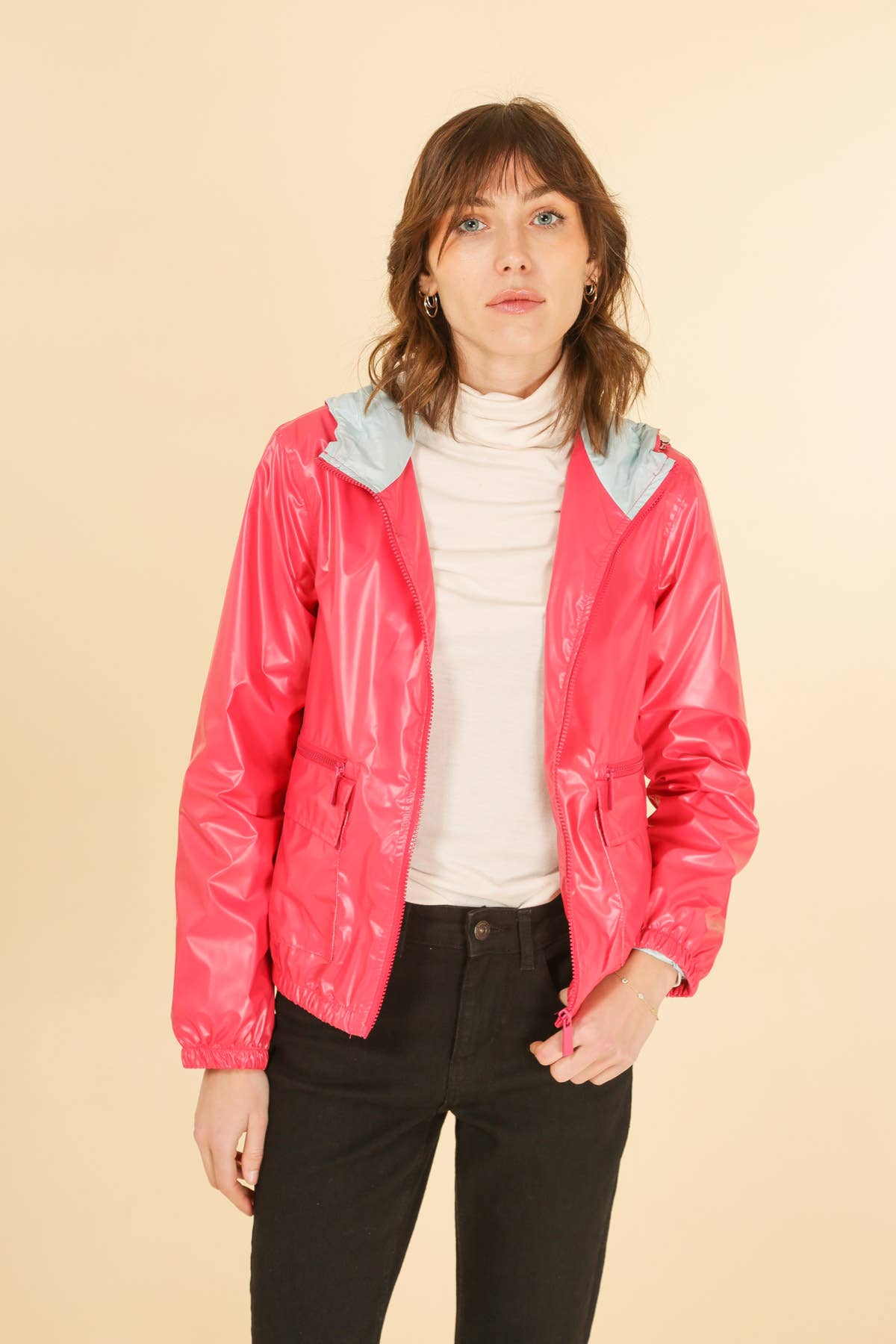 Attrait Paris – Engroshandel Vindjakke - Dame – Kort metallisk vindjakke med hætte og integreret skygge14