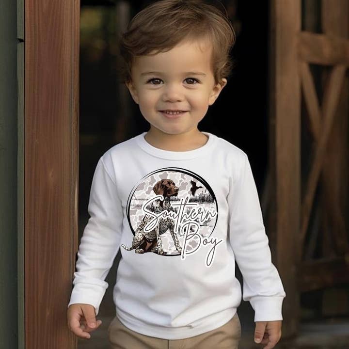 Maglietta da caccia per ragazzi con stampa mimetica di anatre "Southern Boy Bird Dog". per la vendita all'ingrosso da parte di AvaryMaeInspirations