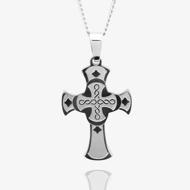 Collier élégant avec pendentif en forme de croix celtique pour la vente par Joyful Sentiments