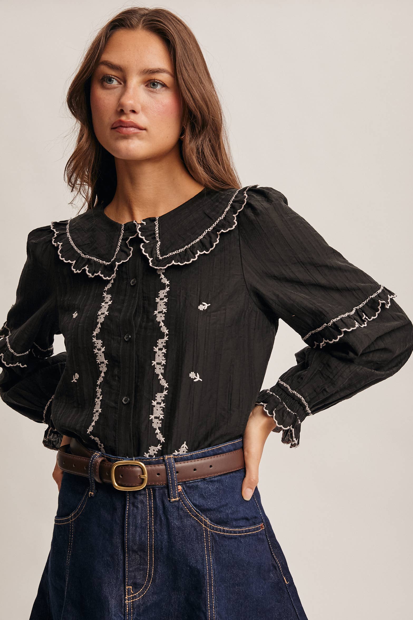 Forte – wholesale Blus - Dam – Broderad blus i bomull med volangkrage FT000332