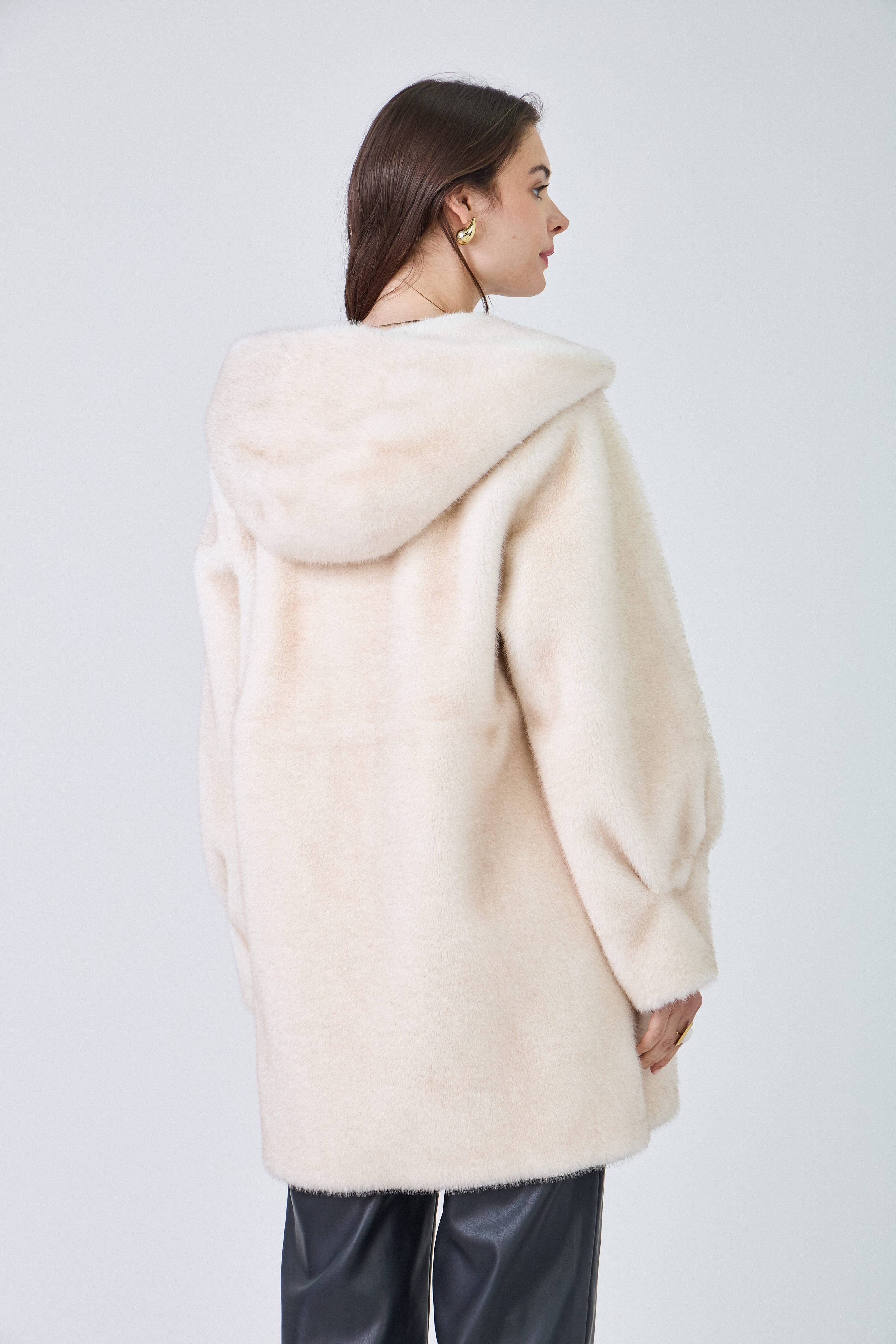 Giovanni Paris – wholesale Päls/fuskpäls - Dam – Lisa's kappa i midjelång fuskpäls med huva och dragsko i midjan9