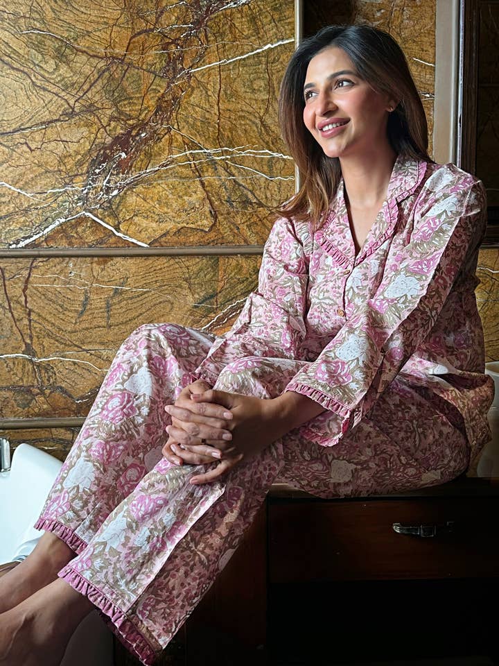 Färgträdgård Handtryckt indiskt blocktryck Ren bomullsblommig pyjamasuppsättning | Vårbeige rosa grå Desire Leaves Burst Art för wholesale av Essential Designs London