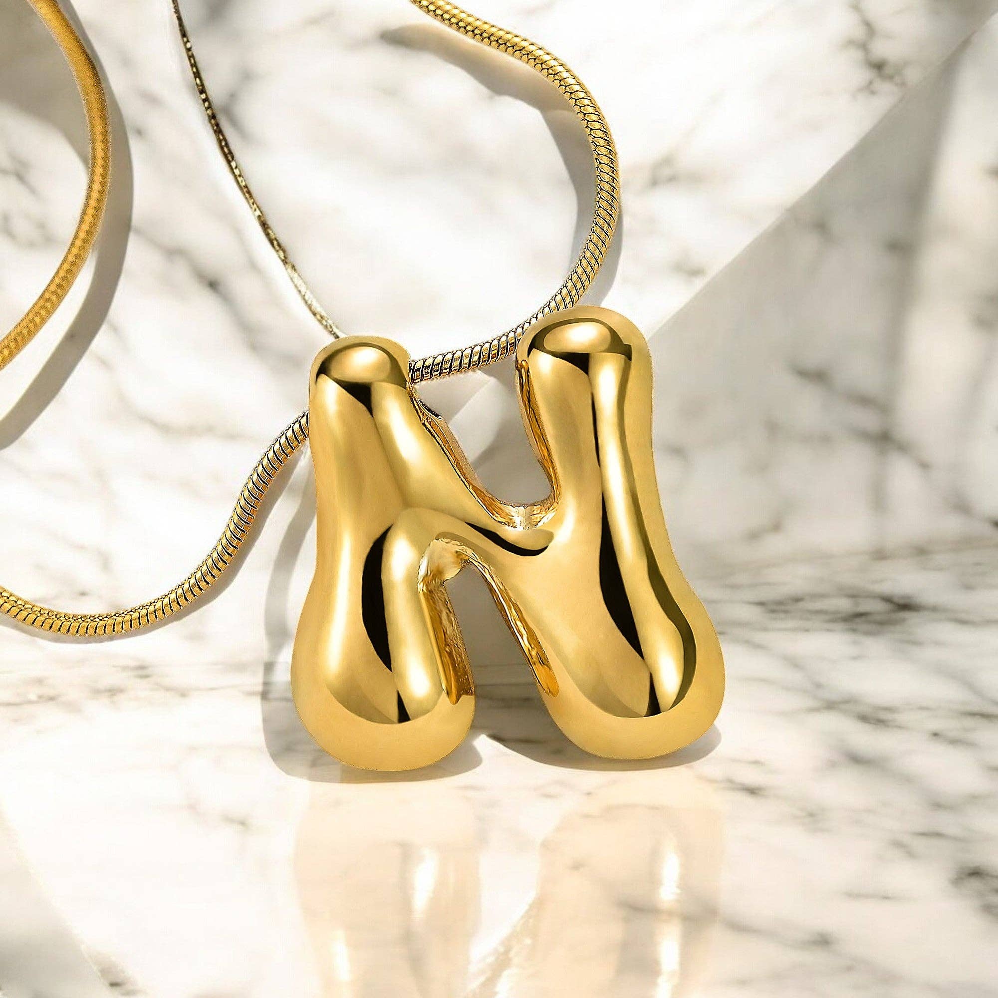 Cape Diablo - Vente Colliers à pendentif - Collier Initiale Lettre Bulle Chute Éclat Doré13