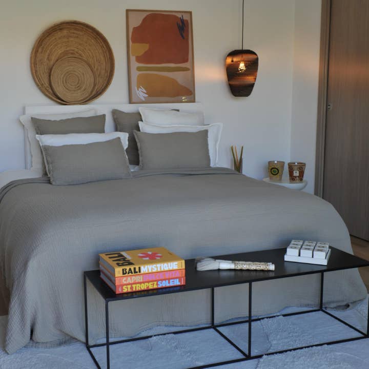 Tino Bettüberwurf aus gewaffelter Baumwolle und Leinen Cappuccino für den Großhandel von Maison d'été