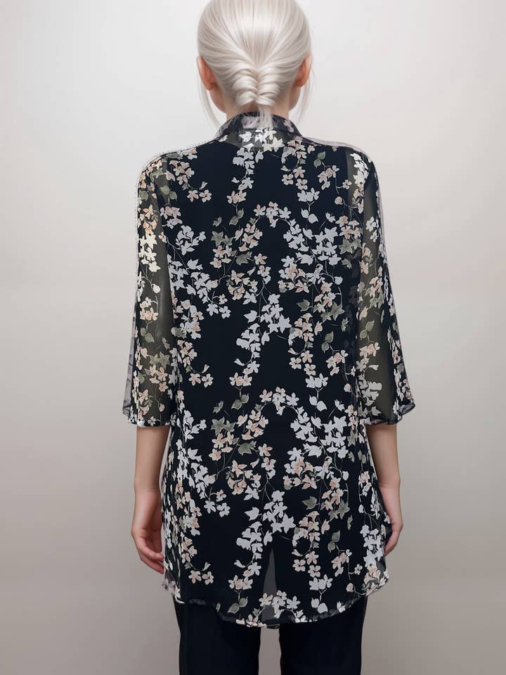 Casual & Co. – wholesale Kofta - Dam – Blommig Genomskinlig Kofta - Svart med Mjuka Pastellblommor