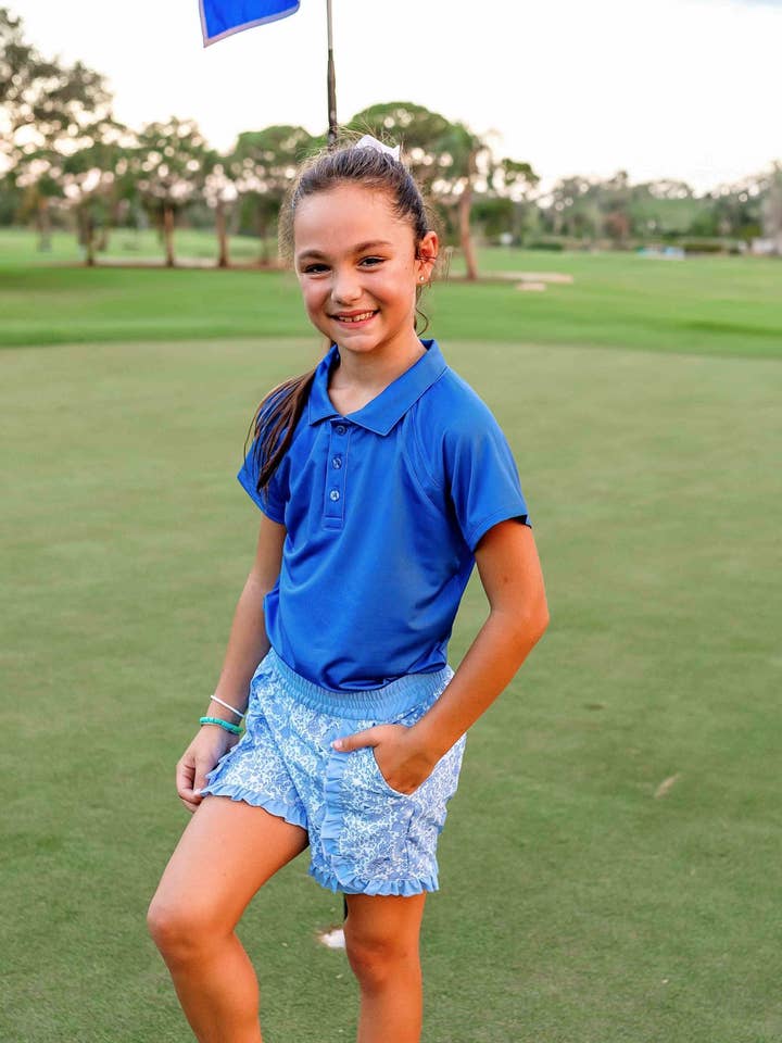 Shorts de golf et de tennis tissés à volants Sutton pour filles - Bleu Glacial Riviera pour la vente par Turtles and Tees