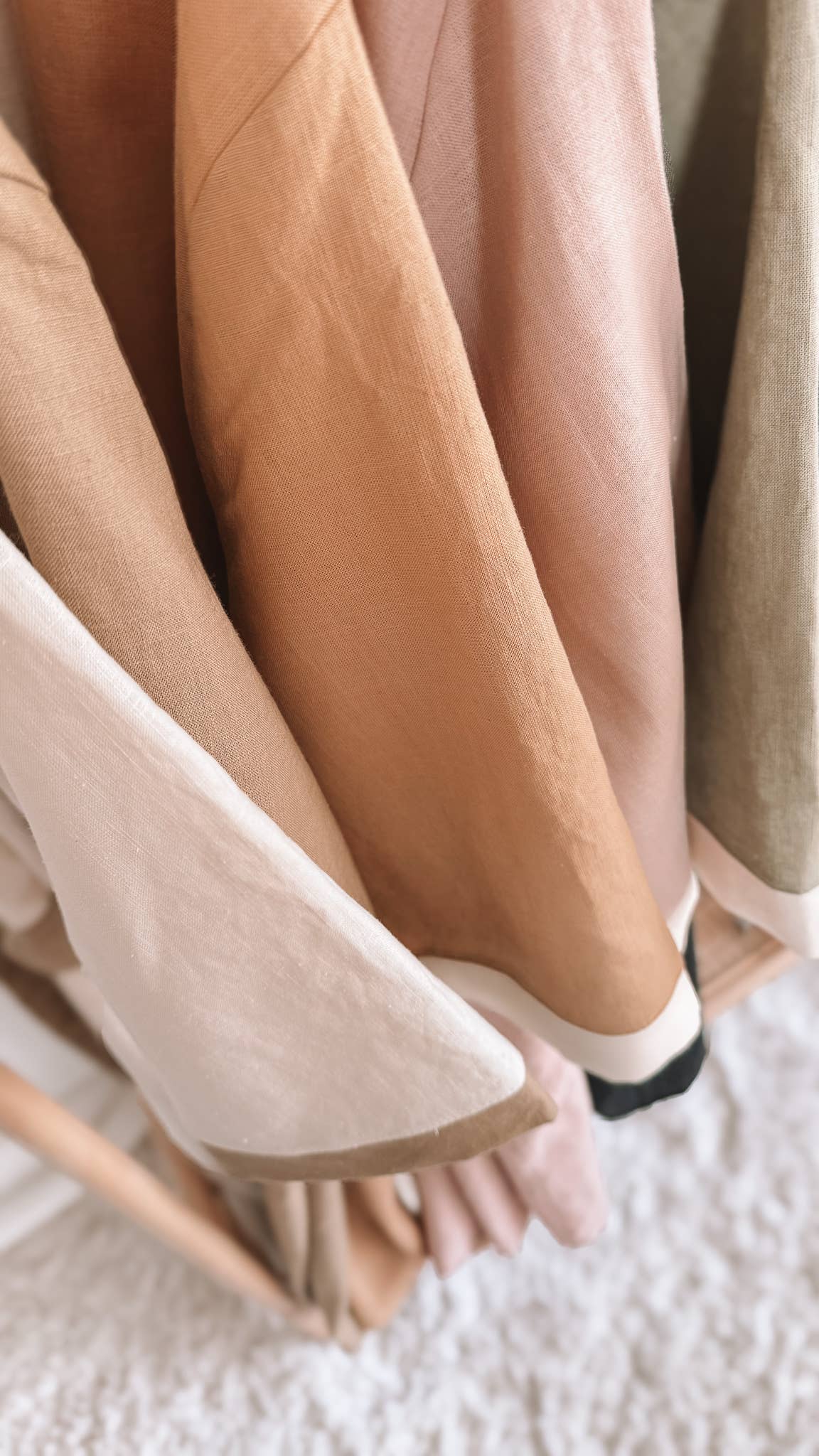 Evelina Apparel – Großhandel Bademantel – Damen – Leinenbademantel mit Colorblock-Design8