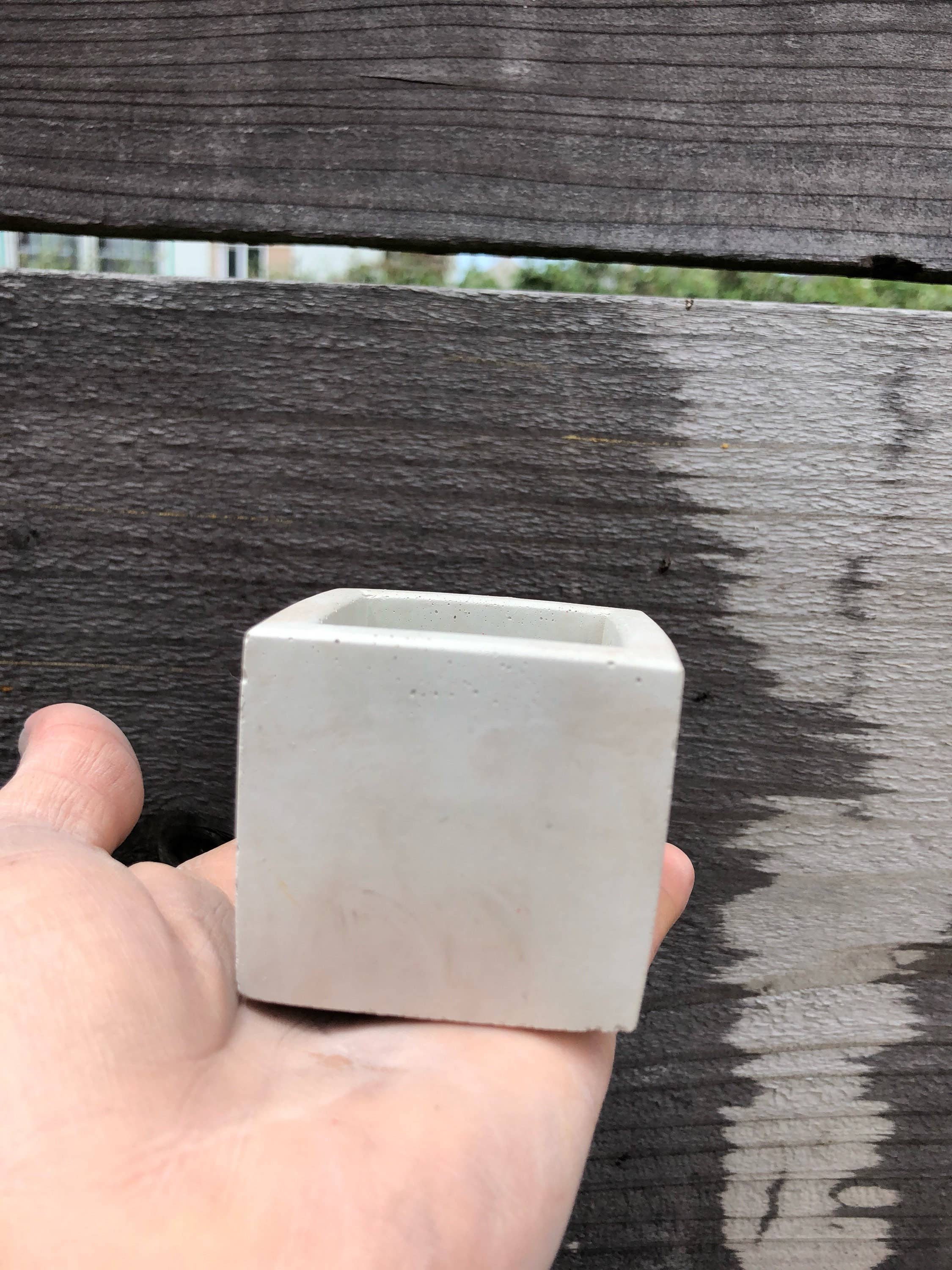 Made By Rheal – wholesale Kruka – Små fyrkantiga betongkruka1