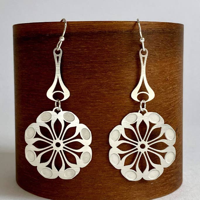 Tribe Flower Statement dinglande örhängen för wholesale av Go Do Good