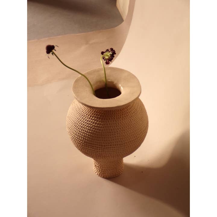 Ecume Vase – inspiriert von der Klatschmohnblume für den Großhandel von Marie Fekroun Ceramics