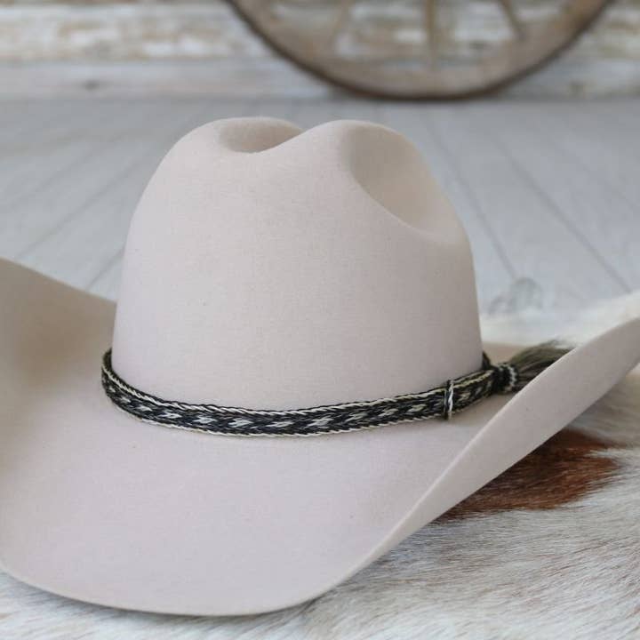Bande de chapeau tressée à 5 brins en crin de cheval véritable avec un pompon unique - Poivre pour la vente par Willow Lane Hat Co.