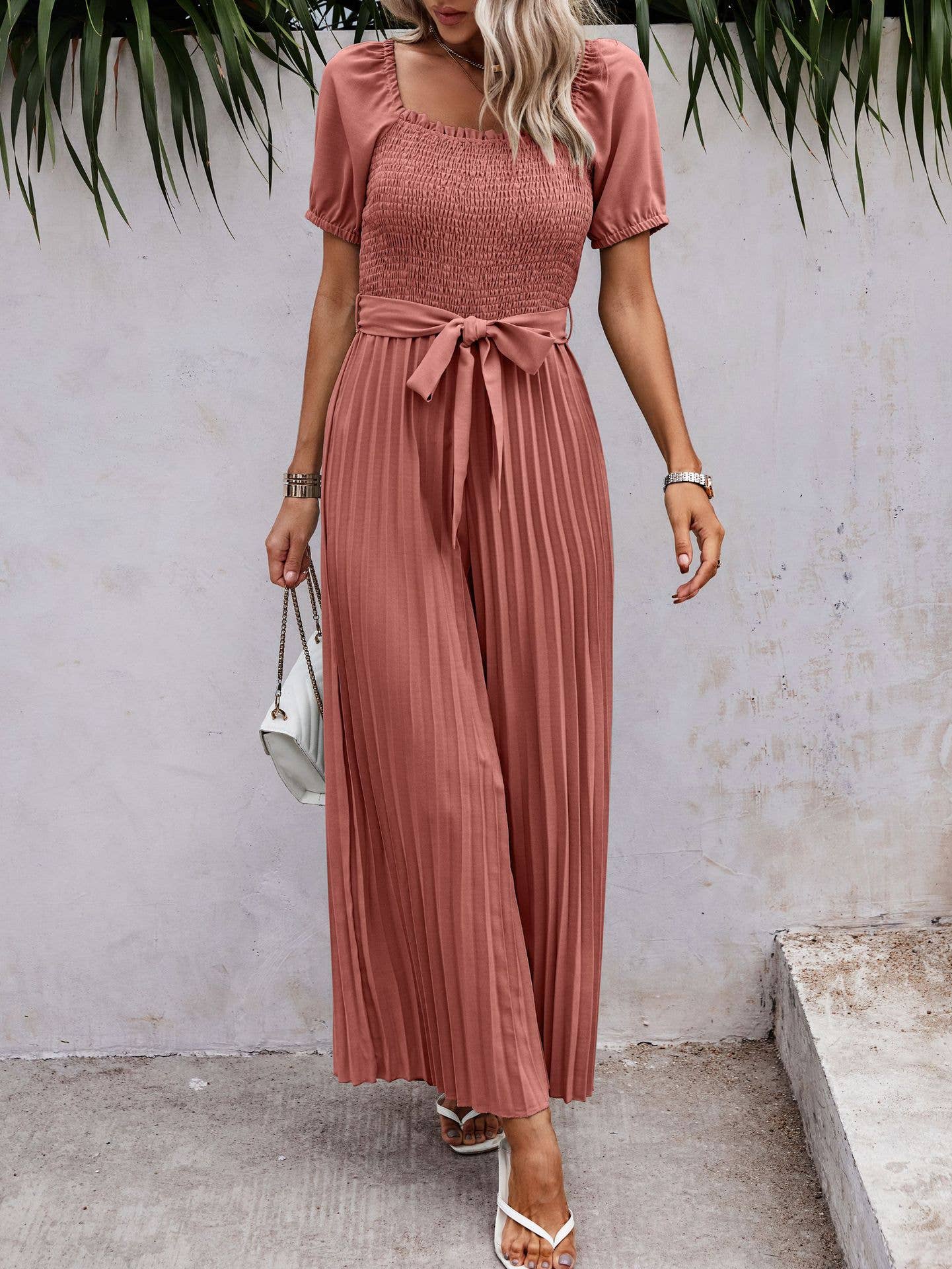 eLook – Großhandel Jumpsuit – Damen – SZ1-J6243 Gemusterter, plissierter Jumpsuit mit Gürtel4