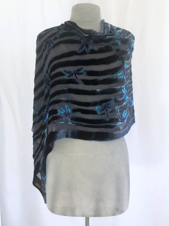 Poncho polyvalent en velours de soie Devoré Libellules peintes à la main pour la vente par Sherit Levin Textiles
