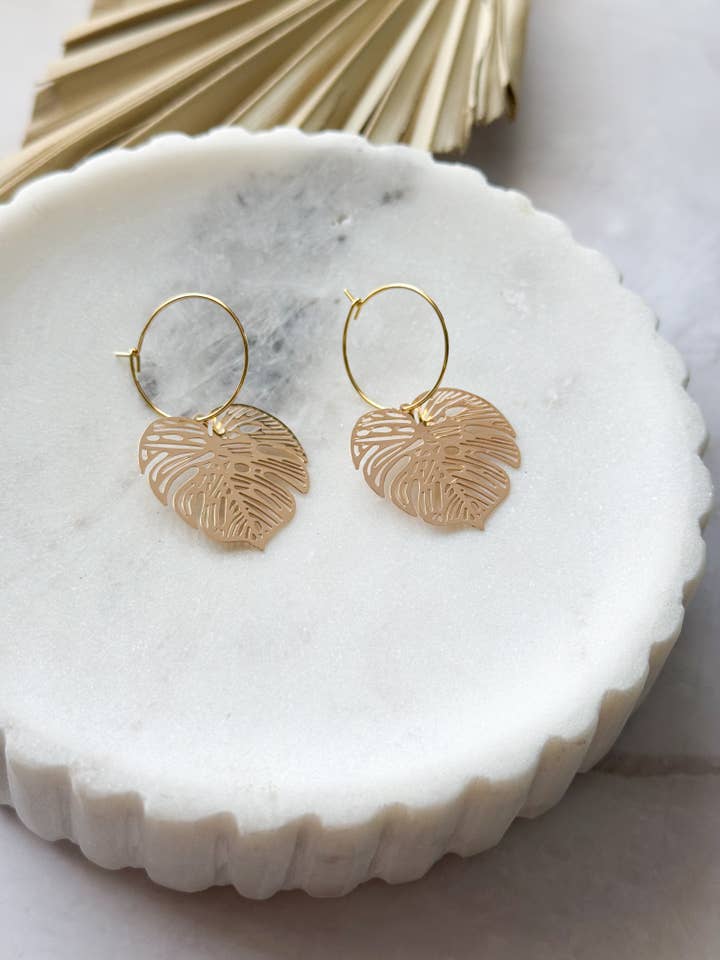 Orecchini a cerchio con monstera dorata, orecchini pendenti a foglia, orecchini estivi per la vendita all'ingrosso da parte di Lotus of clay