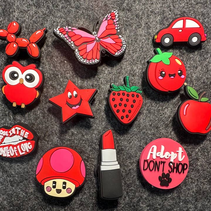 Breloques à chaussures tendance sur le thème ROUGE : fraise, pomme, champignon, rouge à lèvres, hibou, étoile, papillon, voiture et plus encore pour la vente par JuliesDecal