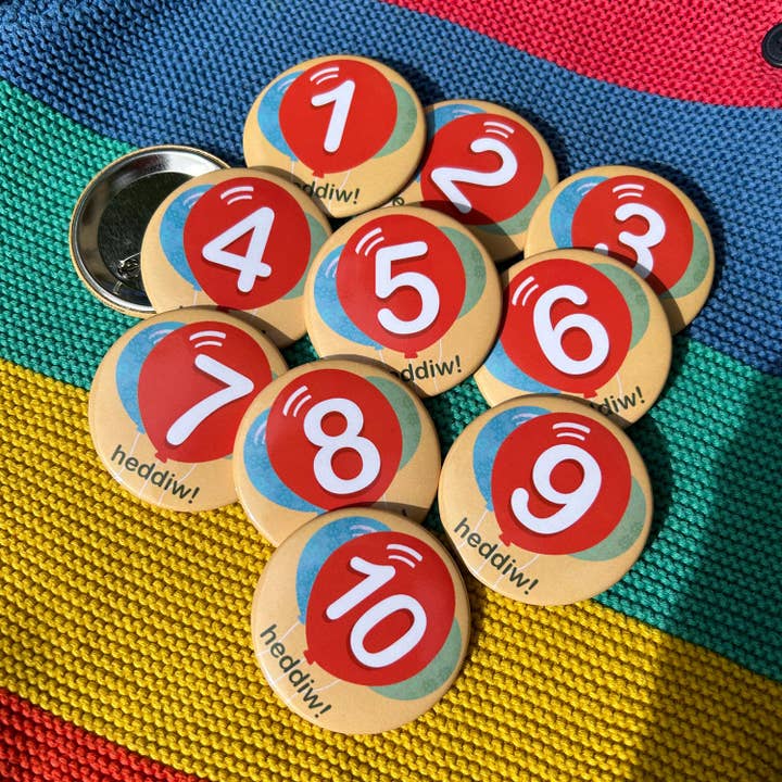 The Welsh Gift Shop - Wholesale Lapel pin/button - Badge / Pin - Penbwlydd Hapus! Happy Birthday! Choose Age10