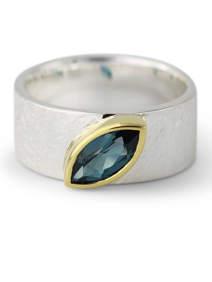 Bague en argent partiellement plaquée or avec topaze London Blue | Mathilda pour la vente par Campur GmbH