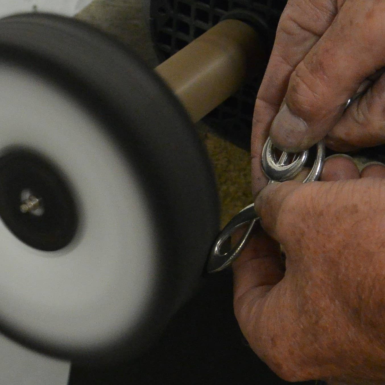 William Sturt Fine Pewter - Venta al por mayor Broches - Broche de peltre con forma de gato — gato arqueado fundido a mano por William Sturt6