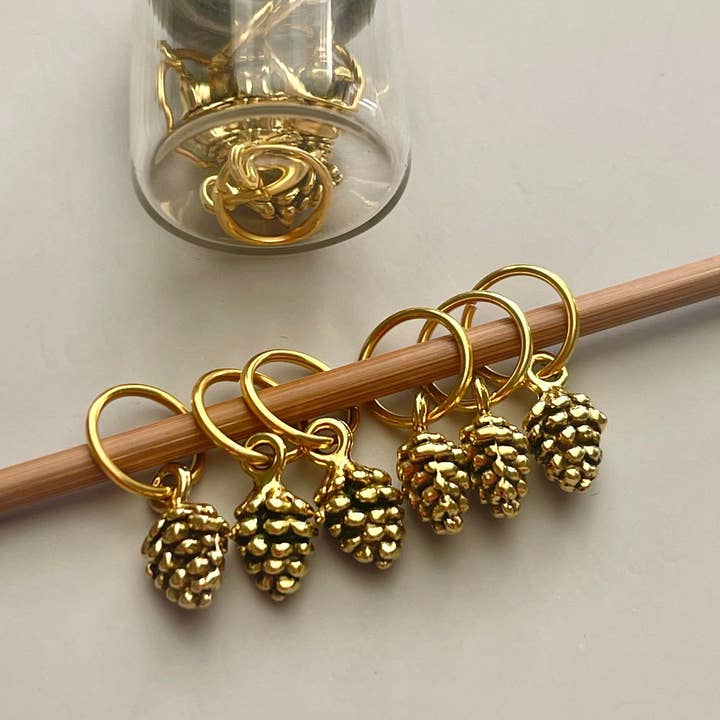 Bump on a Hill – Großhandel Strick-/Häkelzubehör – Snag Free Stricken Gold Tannenzapfen Maschenmarkierer